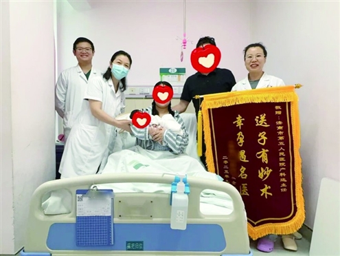 国庆假期,济南市第五人民医院产科收到锦旗 记者 于娜 通讯员 王莹 摄